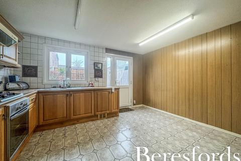 98 Hitchin Close, Romford, RM3 7EQ