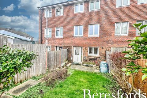 98 Hitchin Close, Romford, RM3 7EQ