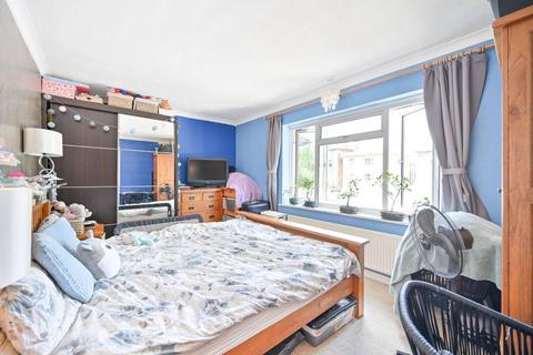 2 bedroom flat for sale, St Johns Court, Isleworth, TW7