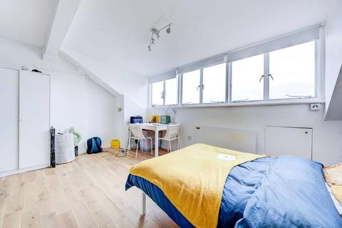 Studio to rent, Pembridge Square, Notting Hill, London, W2