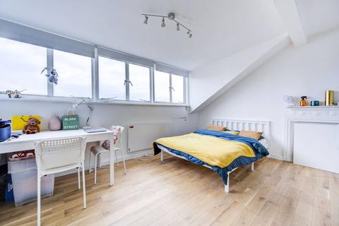 Studio to rent, Pembridge Square, Notting Hill, London, W2