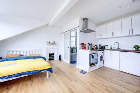 Studio to rent, Pembridge Square, Notting Hill, London, W2