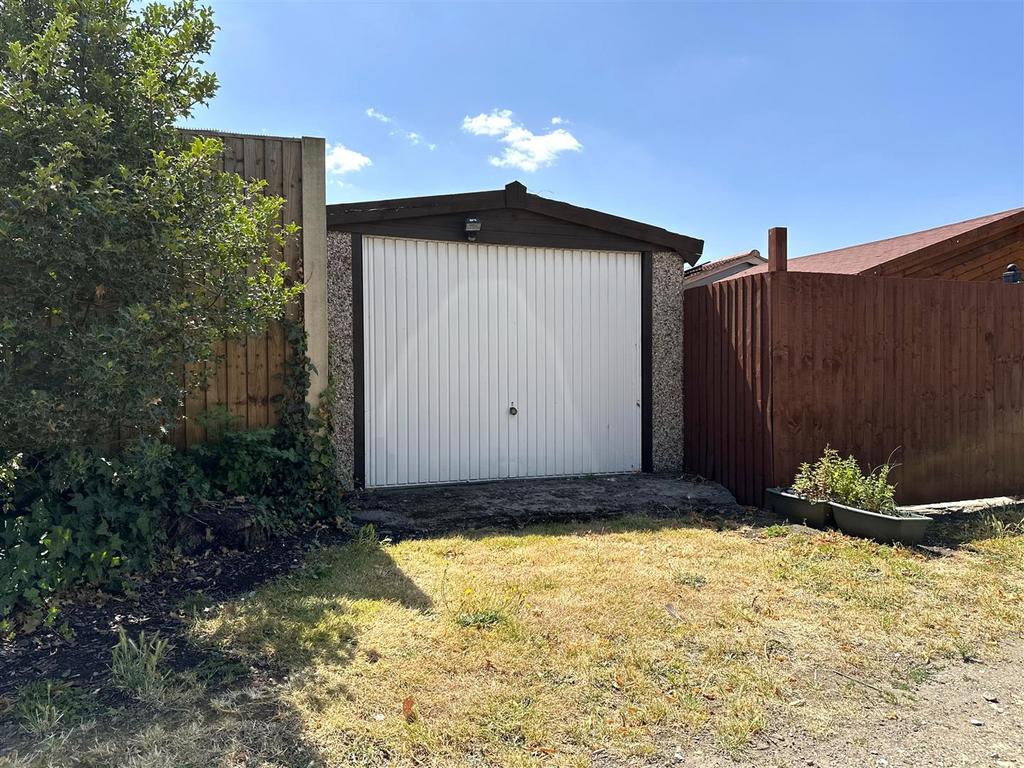 Large Single Garage 021