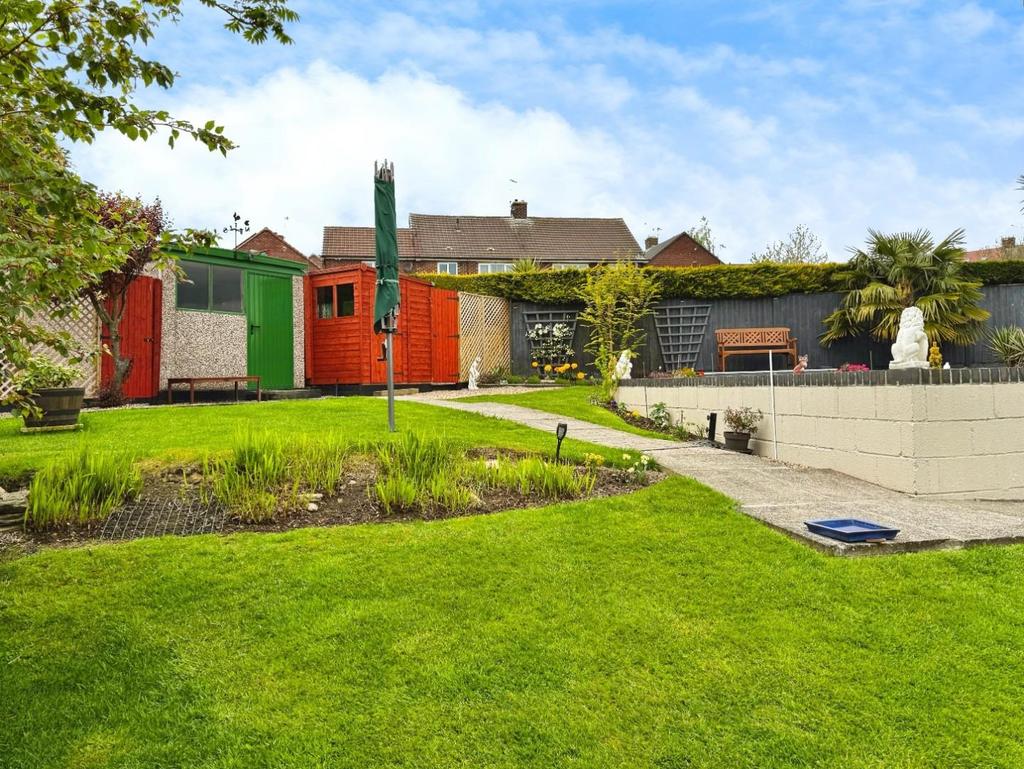 REAR GARDEN 01.jpg