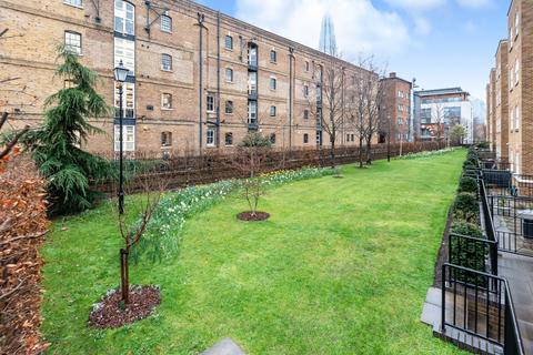 3 bedroom flat for sale, Leathermarket Court, London, SE1