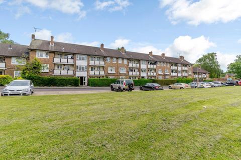 2 bedroom flat for sale, Ash Road, Woking, GU22