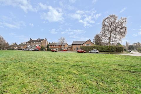 2 bedroom flat for sale, Ash Road, Woking, Surrey, GU22