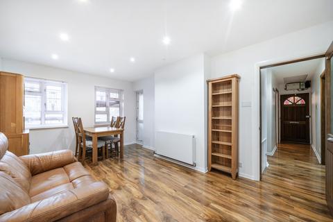 2 bedroom flat for sale, Ash Road, Woking, GU22