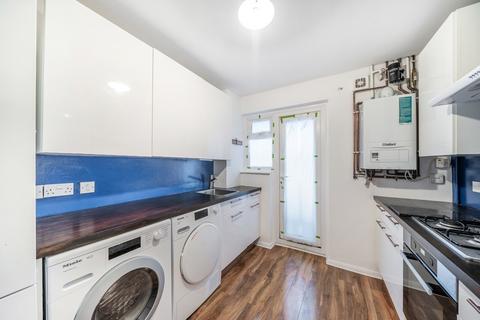 2 bedroom flat for sale, Ash Road, Woking, Surrey, GU22