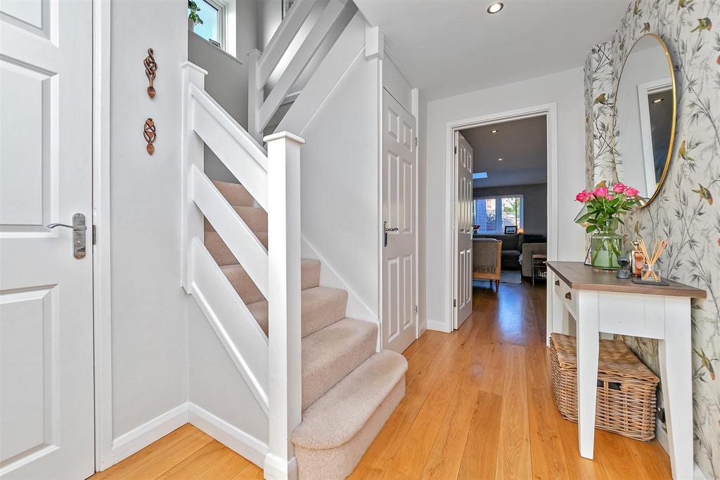 7 Hadrian Close-7.jpg