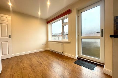 3 bedroom terraced house to rent, Lickless Terrace, Horsforth, Leeds, West Yorkshire, LS18