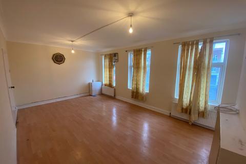 4 bedroom flat to rent, North Parade, Edgware HA8