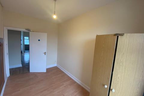 4 bedroom flat to rent, North Parade, Edgware HA8