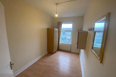 4 bedroom flat to rent, North Parade, Edgware HA8