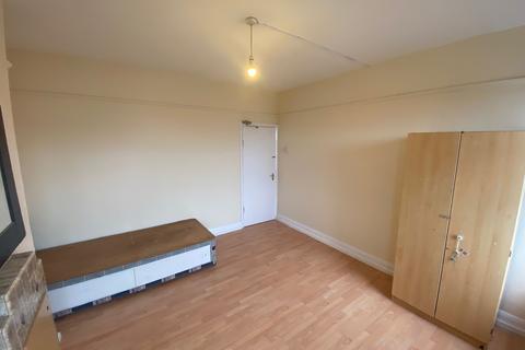 4 bedroom flat to rent, North Parade, Edgware HA8