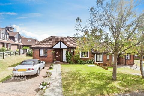 2 bedroom detached bungalow to rent, Oaklands Drive Redhill RH1