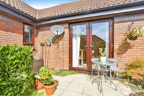 2 bedroom detached bungalow to rent, Oaklands Drive Redhill RH1