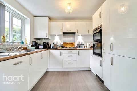 7 Heatherfields Crescent, New Rossington, Doncaster, DN11 0TY