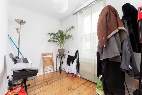 3 bedroom flat for sale, Gascony Avenue, West Hampstead NW6