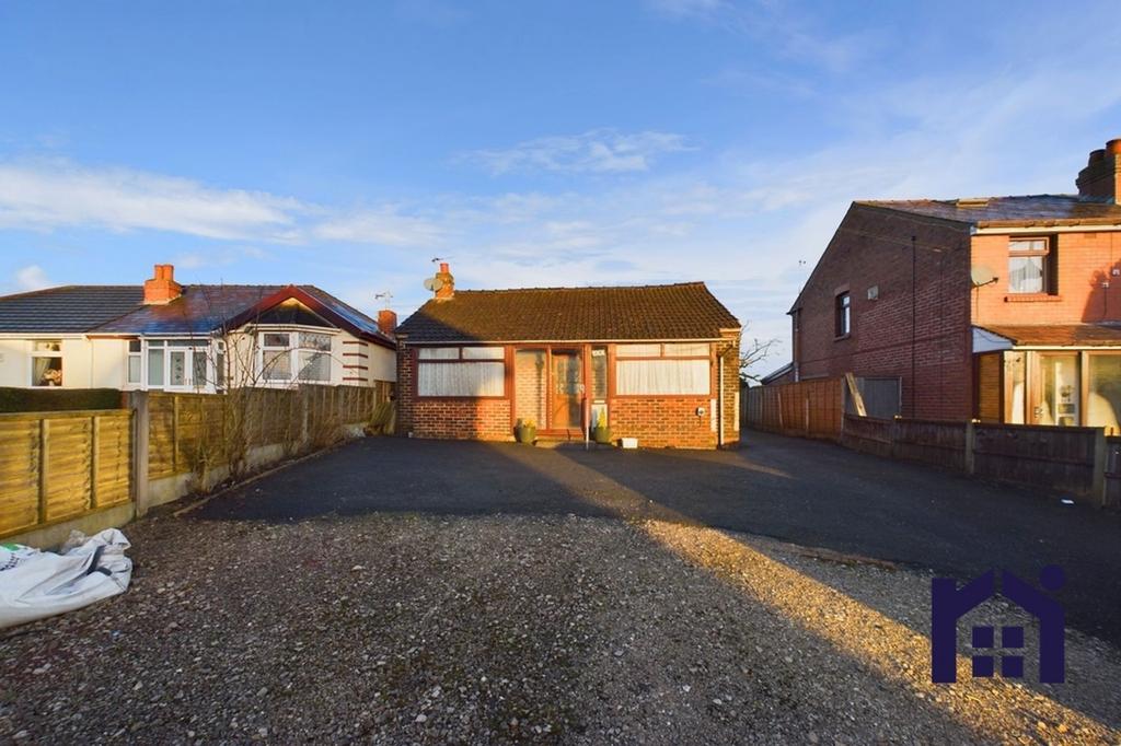 Spendmore Lane, Coppull, PR7 3HP 3 bed detached bungalow - £295,000