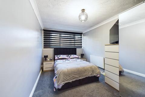 2 bedroom flat for sale, Hunters Hill, High Wycombe, Buckinghamshire