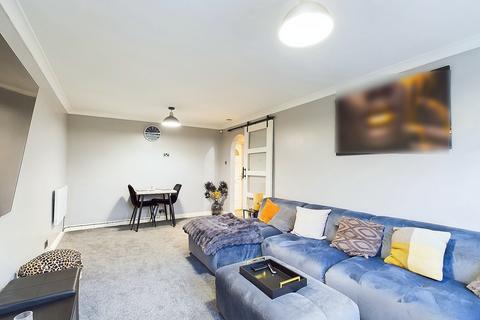 2 bedroom flat for sale, Hunters Hill, High Wycombe, Buckinghamshire