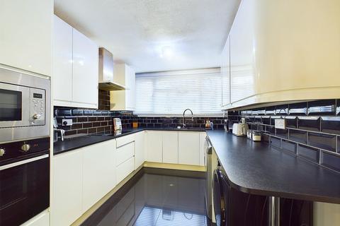 2 bedroom flat for sale, Hunters Hill, High Wycombe, Buckinghamshire