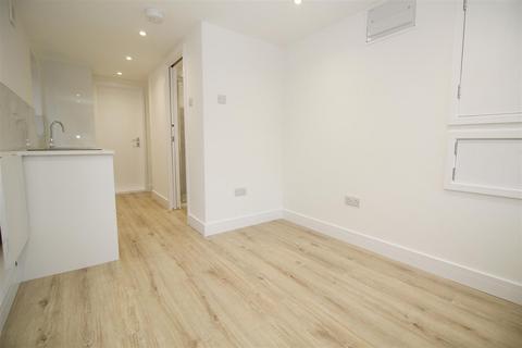 Studio to rent, Leighlands, Crawley