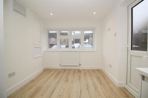 Studio to rent, Leighlands, Crawley