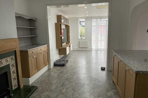4 bedroom semi-detached house to rent, Garths End, Pocklington