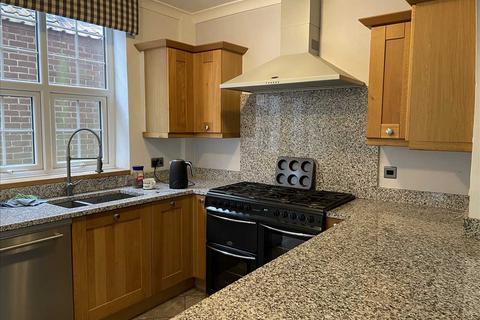 4 bedroom semi-detached house to rent, Garths End, Pocklington