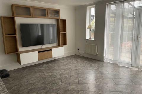 4 bedroom semi-detached house to rent, Garths End, Pocklington