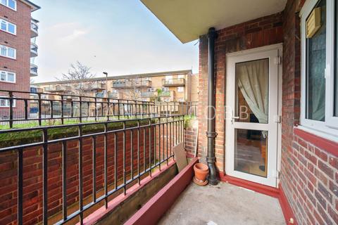 1 bedroom flat for sale, Lucyashe House, Winchester Close, SE17