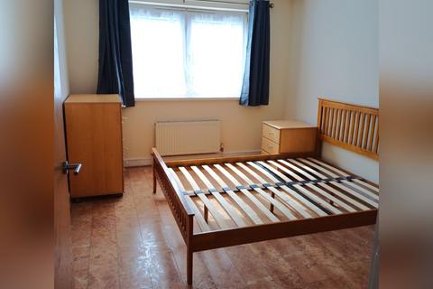 2 bedroom flat to rent, Perrymans Farm Road, Ilford IG2