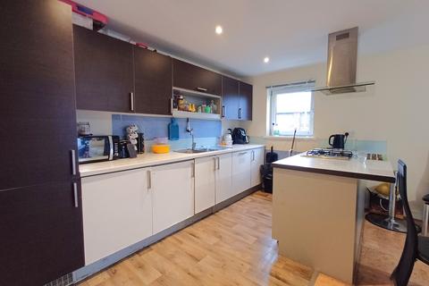 2 bedroom flat to rent, Perrymans Farm Road, Ilford IG2