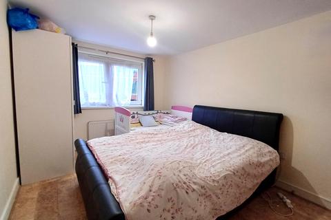 2 bedroom flat to rent, Perrymans Farm Road, Ilford IG2