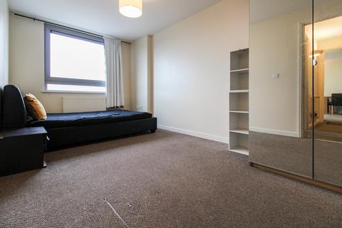 2 bedroom flat to rent, Throwley Way, Sutton SM1