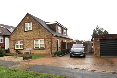 4 bedroom detached bungalow for sale, Cranham Gardens, Upminster RM14