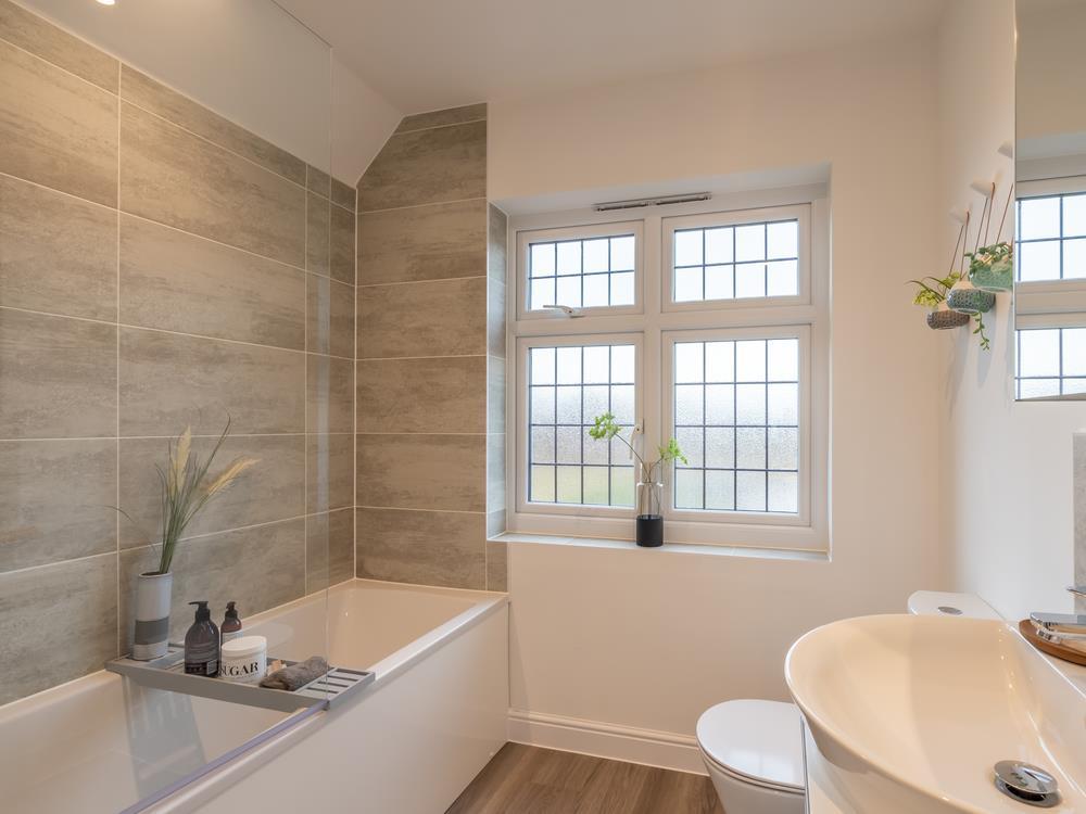 Redrow-warwick-bathroom-58981.jpg