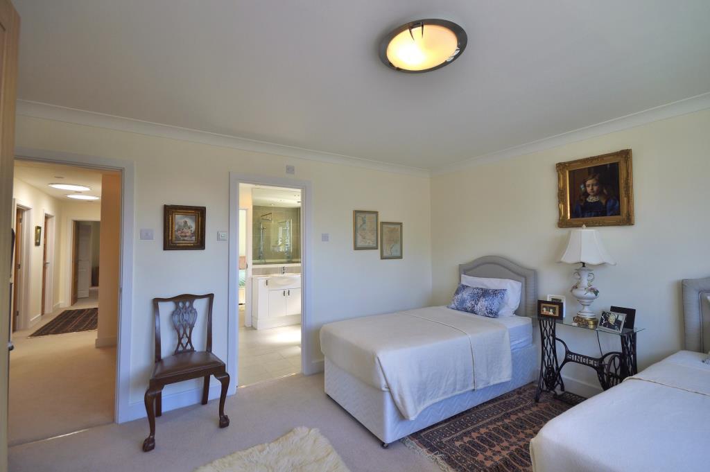17 3 Tudor Close (2) l