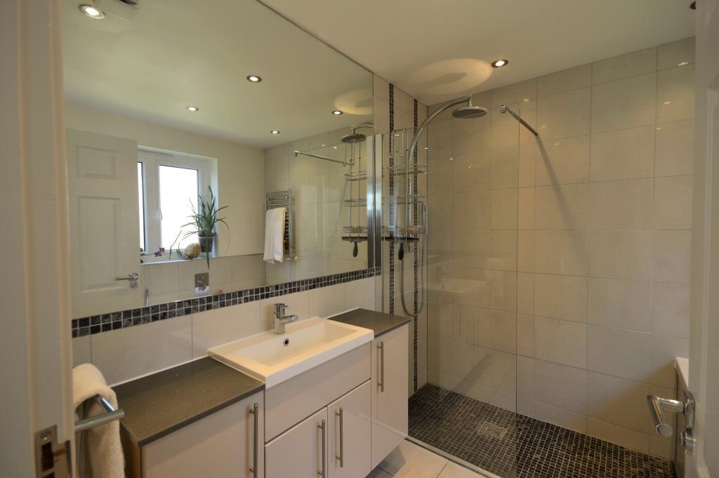 22 3 Tudor Close (2) l