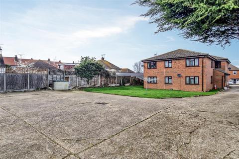 3 bedroom flat for sale, Carlton Avenue, Westcliff-on-Sea SS0