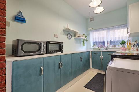 1 bedroom ground floor flat for sale, Leighton Avenue, Leigh-on-Sea, SS9