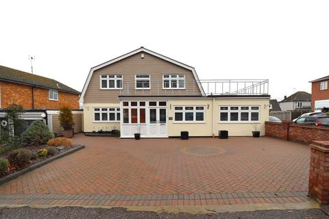 4 bedroom detached house for sale, Mountdale Gardens, Leigh-on-Sea, SS9