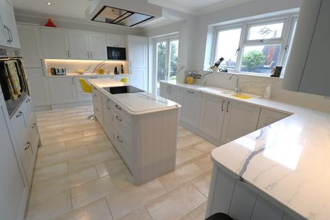 4 bedroom detached house for sale, Mountdale Gardens, Leigh-on-Sea, SS9