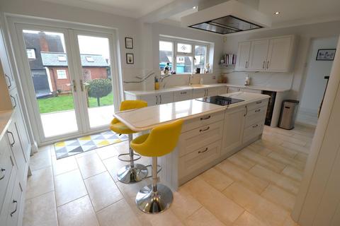 4 bedroom detached house for sale, Mountdale Gardens, Leigh-on-Sea, SS9