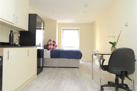 Studio to rent, Brixton Road, London, SW9