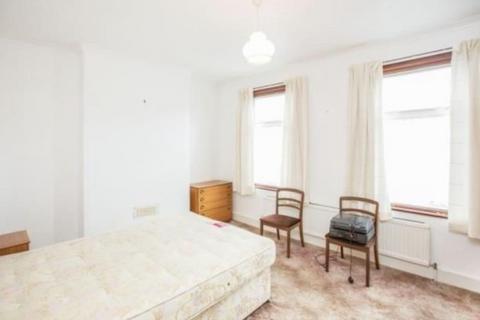 4 bedroom terraced house to rent, Faircross Avenue, Barking IG11