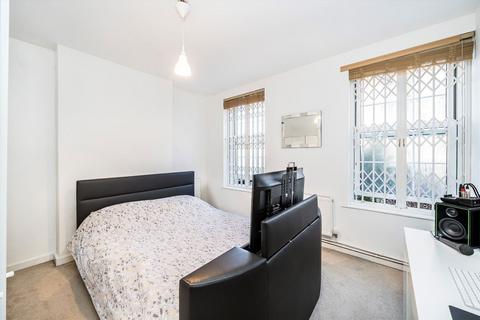 3 bedroom flat for sale, Long Meadow, London NW5