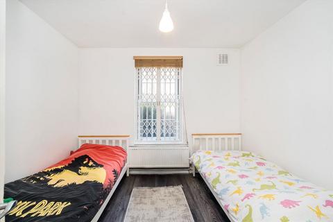 3 bedroom flat for sale, Long Meadow, London NW5